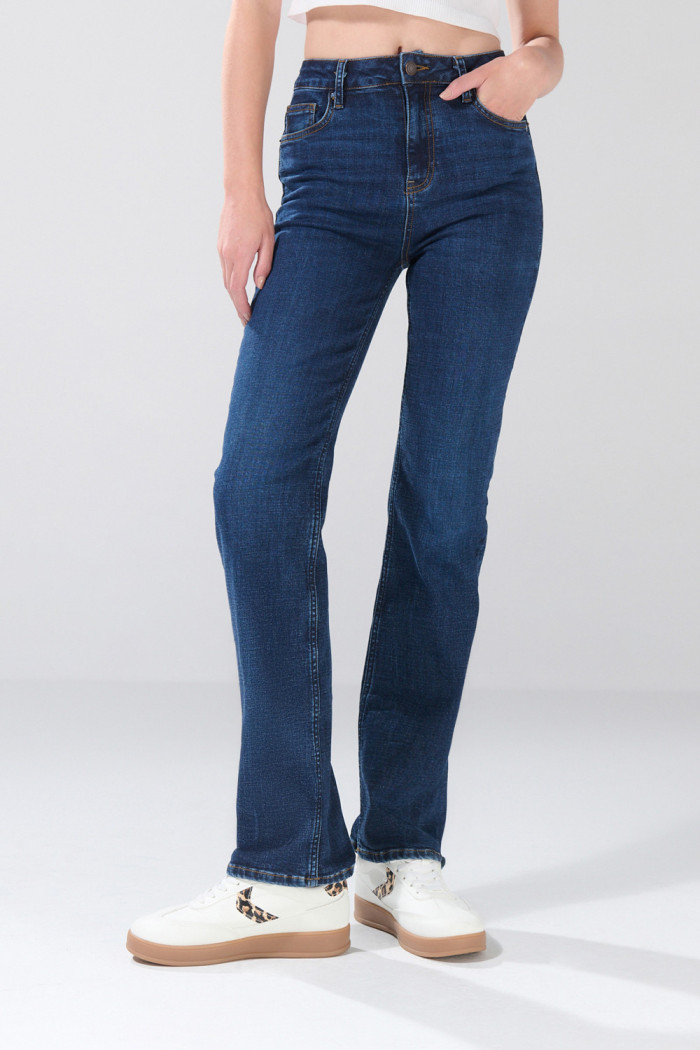 Jean tiro alto straight leg infaltables azul con bota recta
