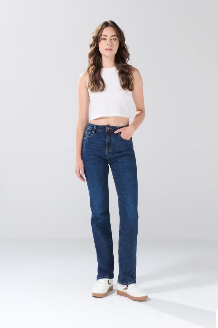 Jean tiro alto straight leg infaltables azul con bota recta
