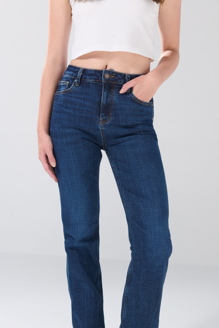 Jean tiro alto straight leg infaltables azul con bota recta
