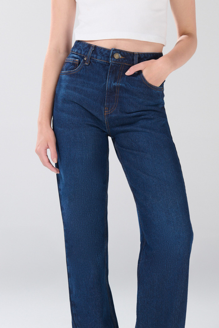 Jean azul oscuro 90´S infaltables bota recta con tiro alto
