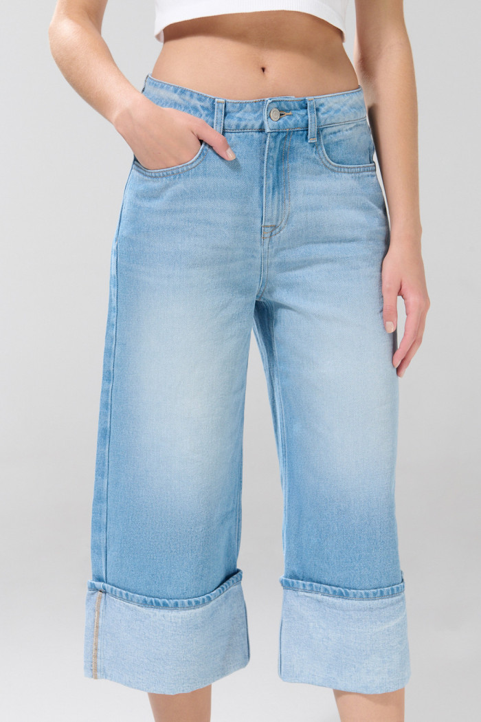 Jean culotte azul claro tiro alto con bota ancha