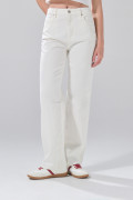 Jean crema claro 90´S infaltables tiro alto con bota recta
