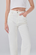 Jean crema claro 90´S infaltables tiro alto con bota recta
