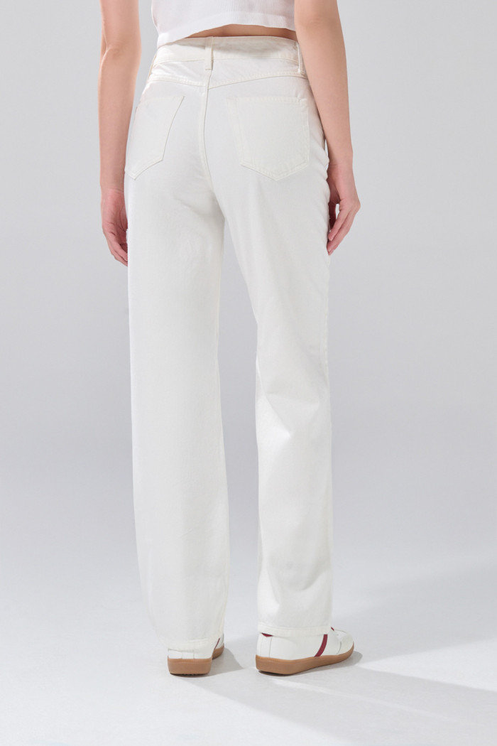 Jean crema claro 90´S infaltables tiro alto con bota recta
