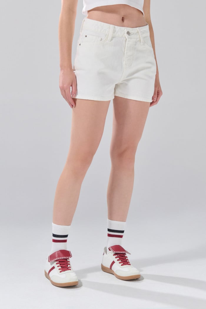 Short tiro alto de jean infaltables blanco con 5 bolsillos
