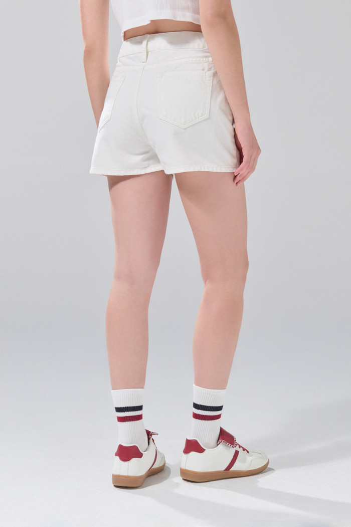 Short tiro alto de jean infaltables blanco con 5 bolsillos
