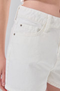 Short tiro alto de jean infaltables blanco con 5 bolsillos
