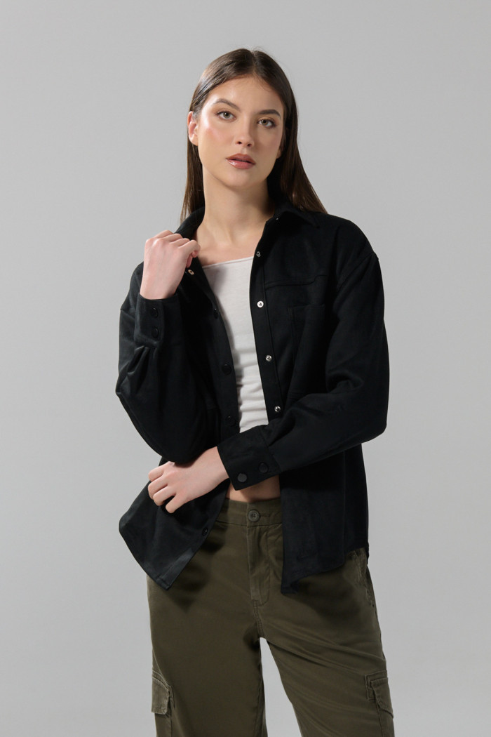 Blusa unicolor oversize manga larga en tela suede
