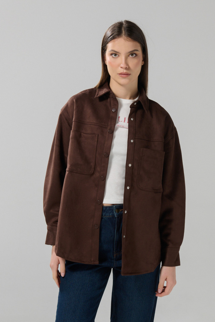 Blusa unicolor oversize manga larga en tela suede
