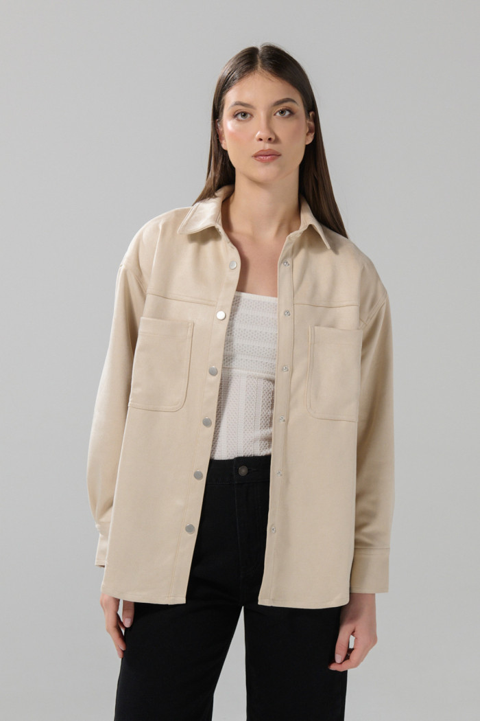 Blusa unicolor oversize manga larga en tela suede

