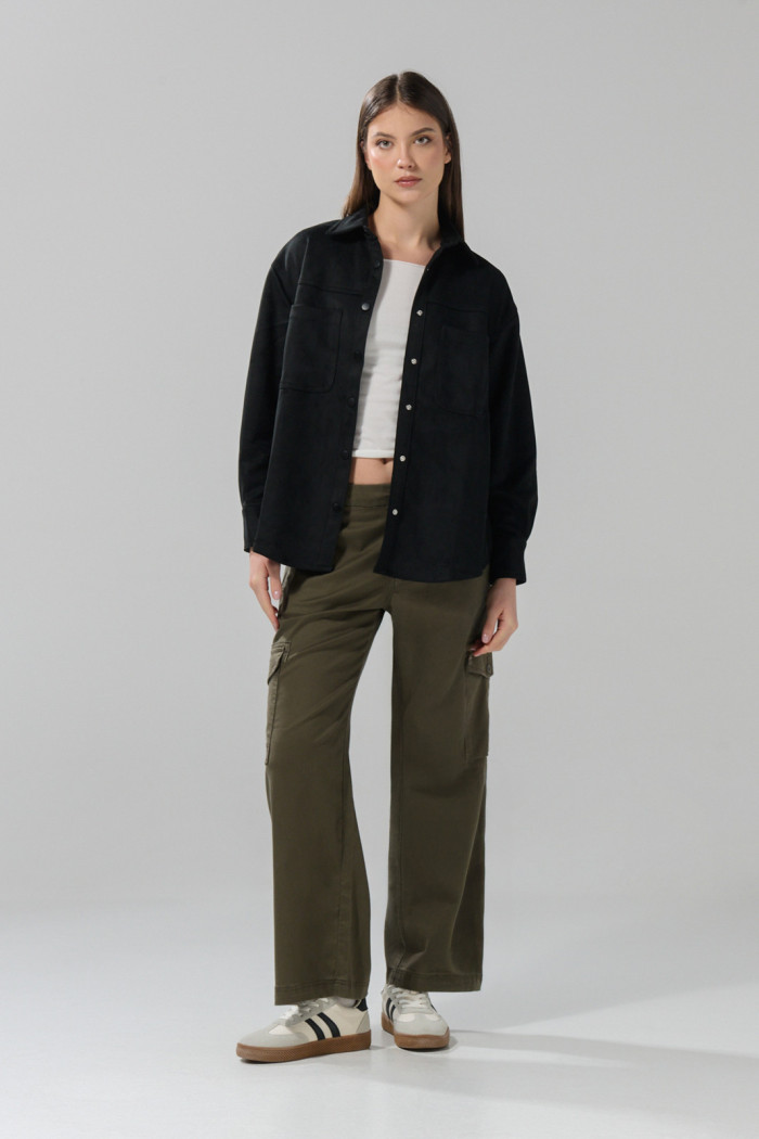 Blusa unicolor oversize manga larga en tela suede
