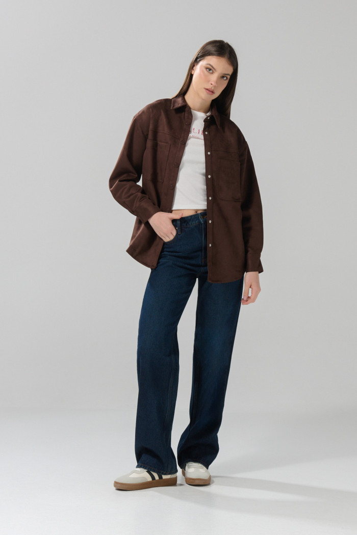 Blusa unicolor oversize manga larga en tela suede
