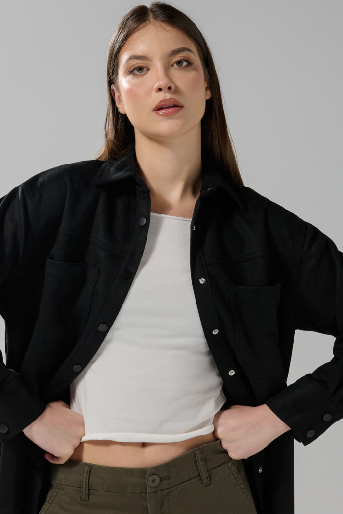 Blusa unicolor oversize manga larga en tela suede
