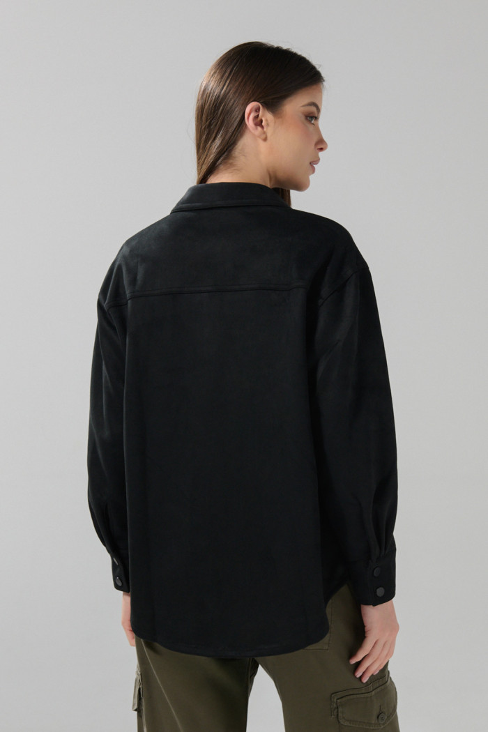 Blusa unicolor oversize manga larga en tela suede
