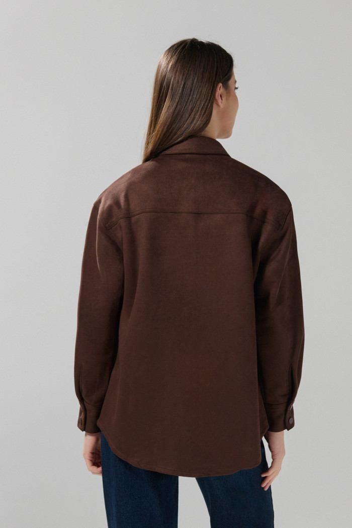 Blusa unicolor oversize manga larga en tela suede
