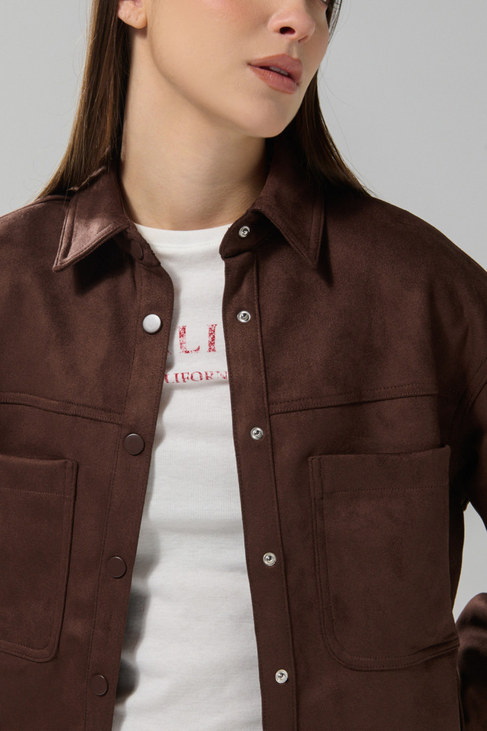 Blusa unicolor oversize manga larga en tela suede
