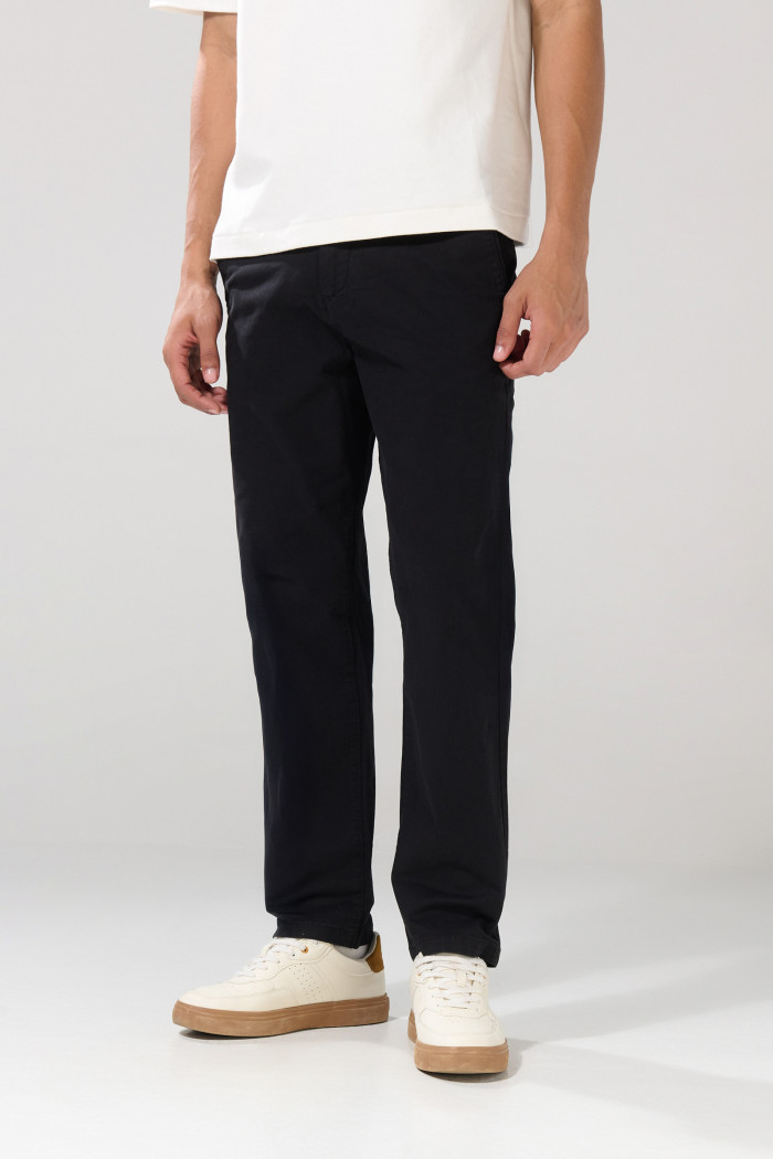 Pantalón tiro medio straight leg unicolor de dril
