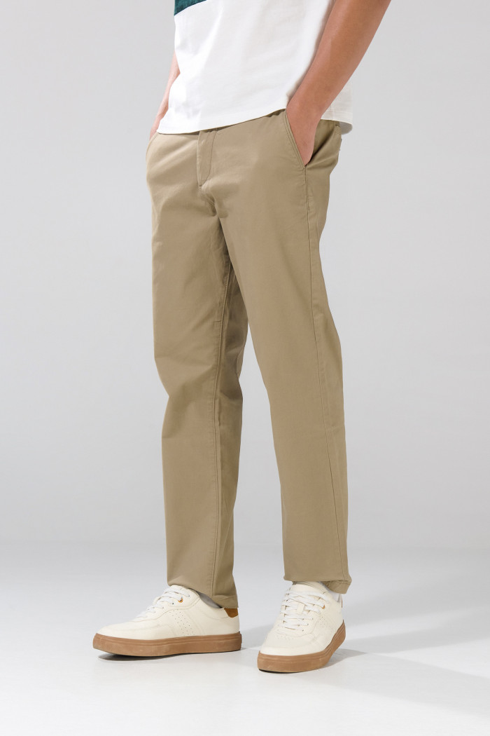 Pantalón tiro medio straight leg unicolor de dril