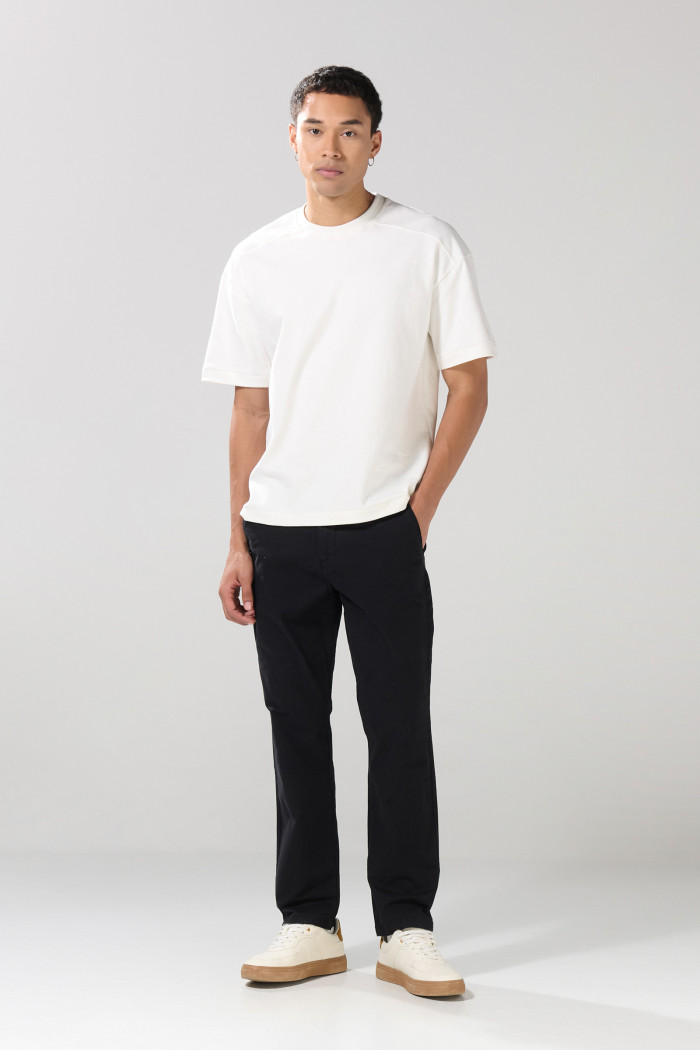 Pantalón tiro medio straight leg unicolor de dril