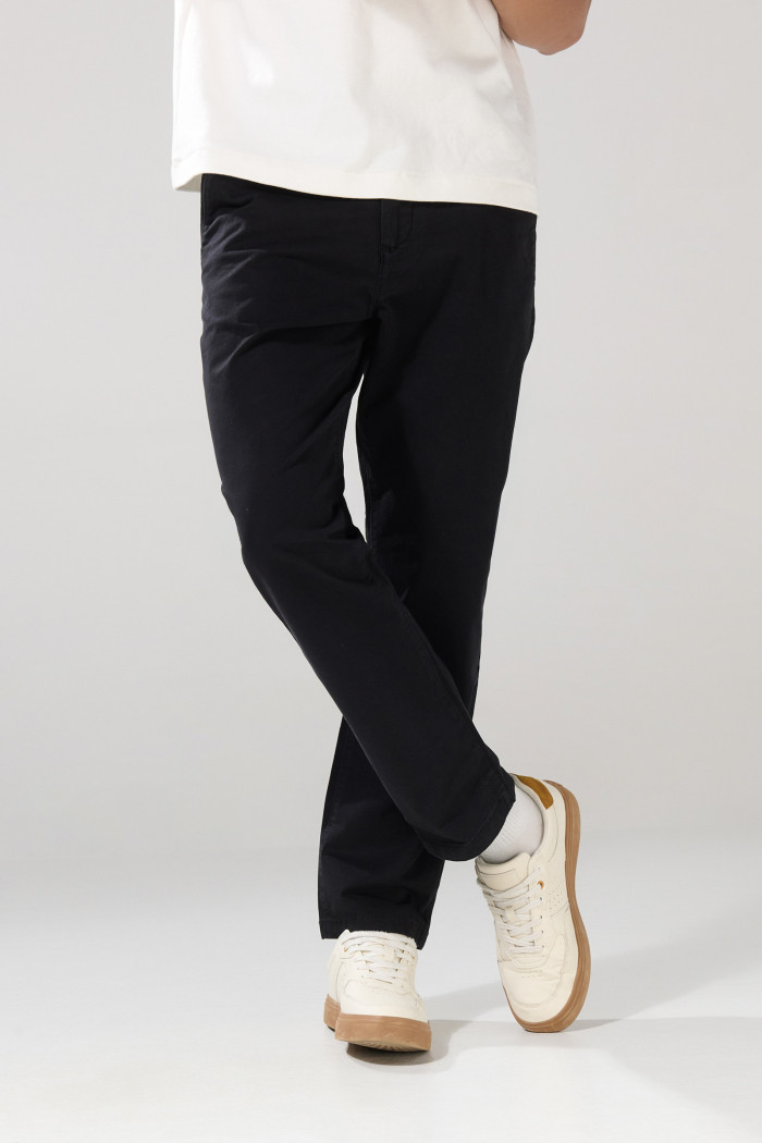 Pantalón tiro medio straight leg unicolor de dril
