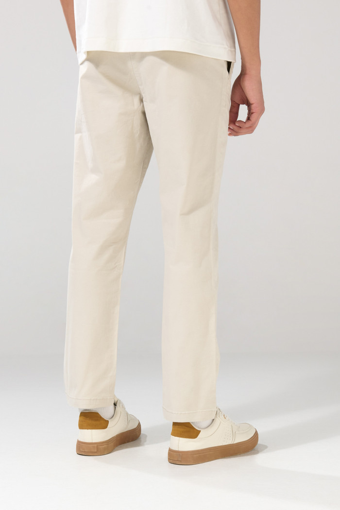 Pantalón tiro medio straight leg unicolor de dril