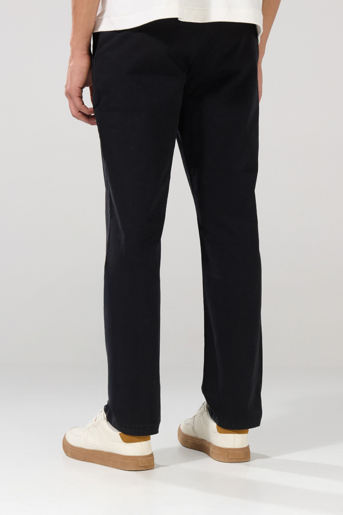 Pantalón tiro medio straight leg unicolor de dril