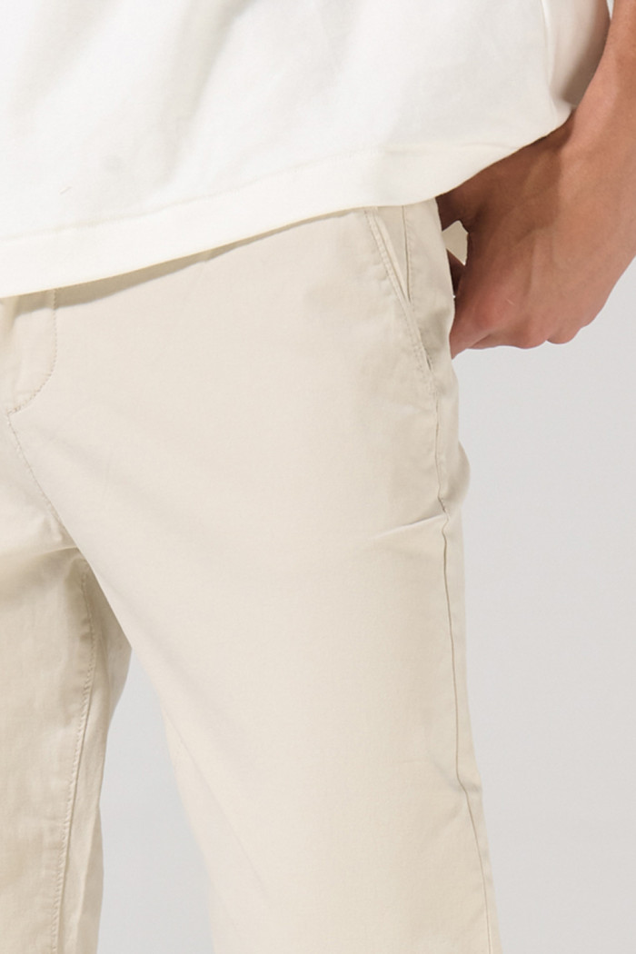 Pantalón tiro medio straight leg unicolor de dril