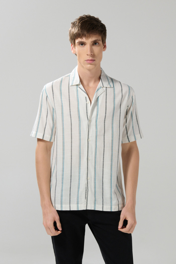 Camisa a rayas unicolor con botones y cuello resort
