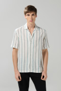 Camisa a rayas unicolor con botones y cuello resort