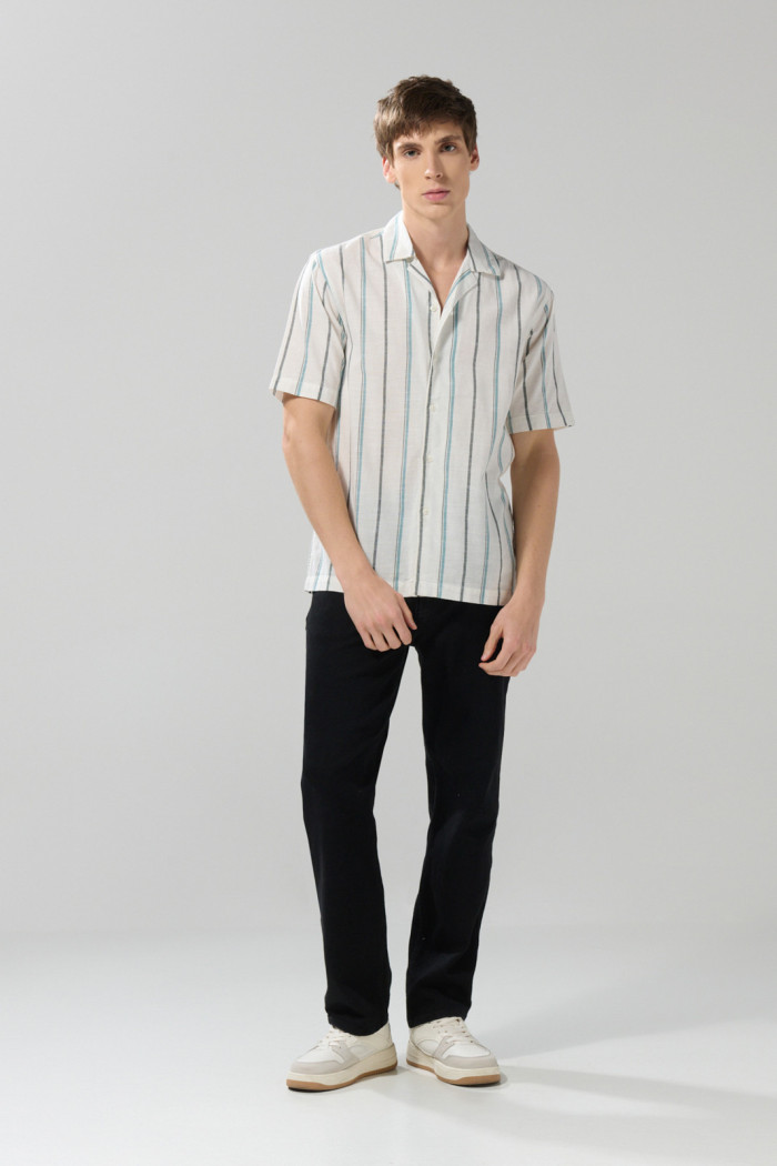 Camisa a rayas unicolor con botones y cuello resort