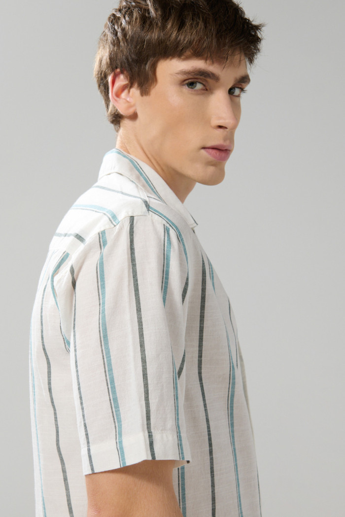 Camisa a rayas unicolor con botones y cuello resort