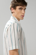 Camisa a rayas unicolor con botones y cuello resort
