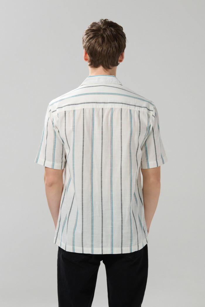 Camisa a rayas unicolor con botones y cuello resort