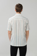 Camisa a rayas unicolor con botones y cuello resort