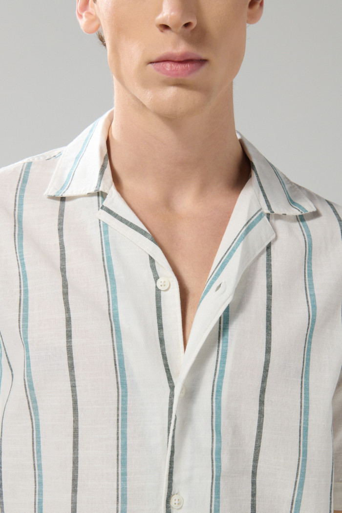 Camisa a rayas unicolor con botones y cuello resort