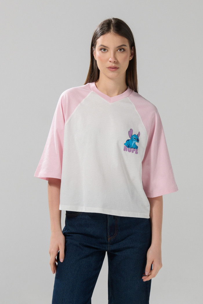 Camiseta crema oversize crop top cuello V de Lilo y Stitch
