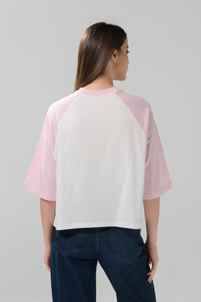 Camiseta crema oversize crop top cuello V de Lilo y Stitch
