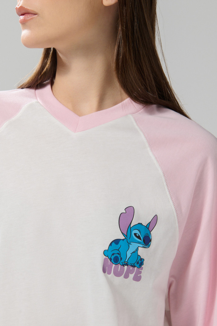 Camiseta crema oversize crop top cuello V de Lilo y Stitch
