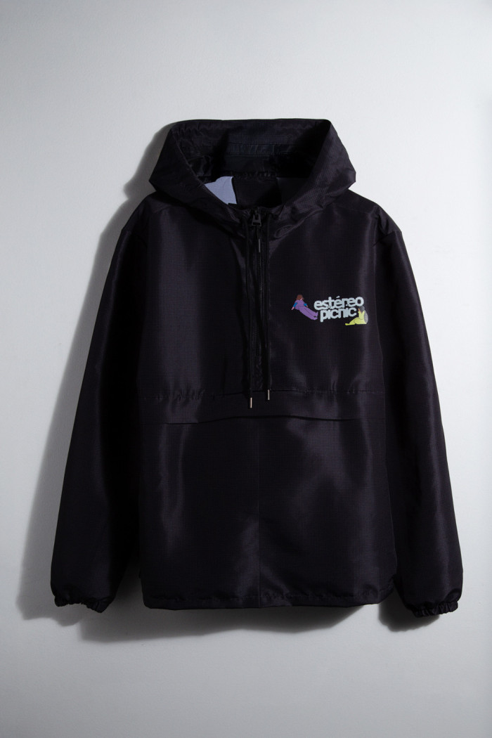 Chaqueta liviana con capota negra del Festival Estéreo Picnic