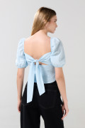 Blusa unicolor con manga corta aglobada y escote cuadrado