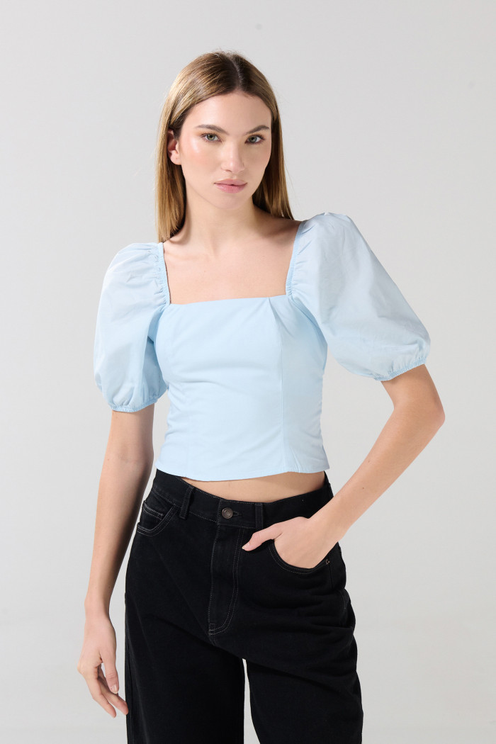 Blusa unicolor con manga corta aglobada y escote cuadrado