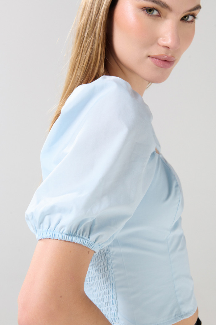 Blusa unicolor con manga corta aglobada y escote cuadrado