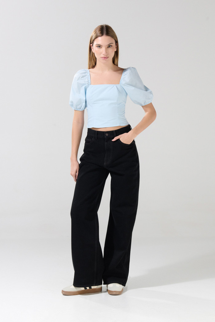 Blusa unicolor con manga corta aglobada y escote cuadrado