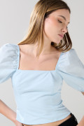 Blusa unicolor con manga corta aglobada y escote cuadrado