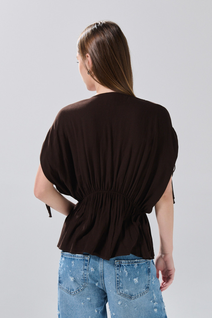 Blusa unicolor con elástico en cintura y manga larga