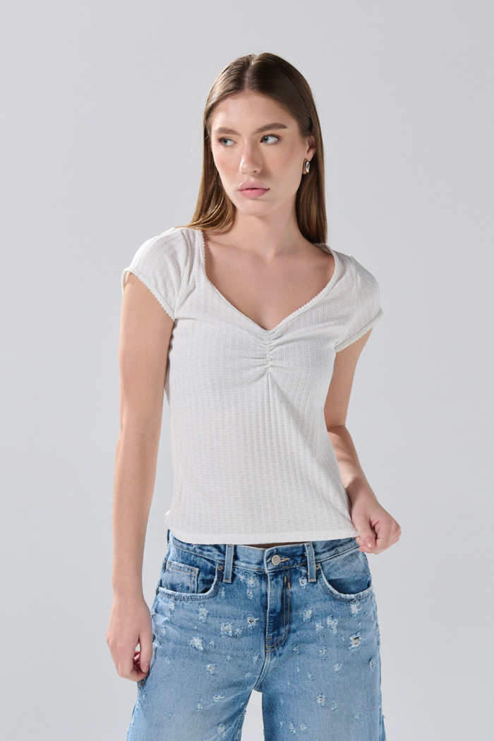 Camiseta unicolor con escote V, texturas y manga corta