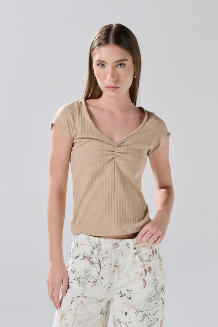 Camiseta unicolor con escote V, texturas y manga corta