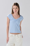 Camiseta unicolor con escote V, texturas y manga corta