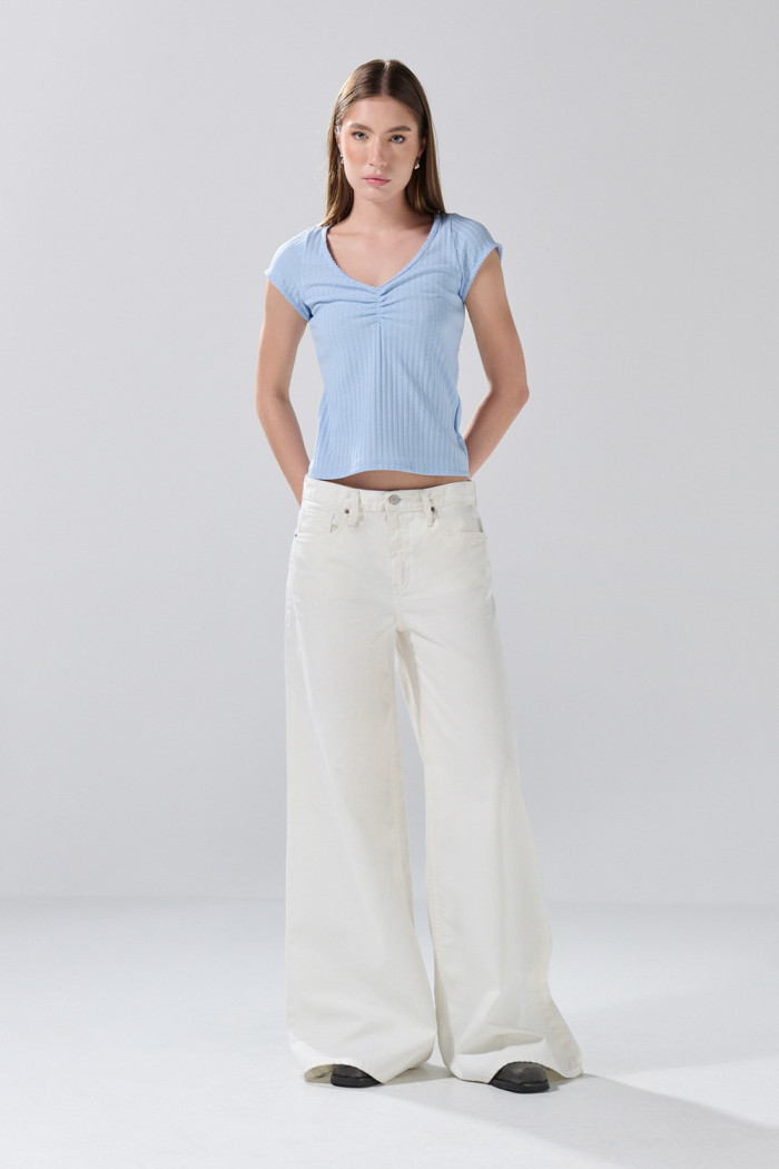 Camiseta unicolor con escote V, texturas y manga corta