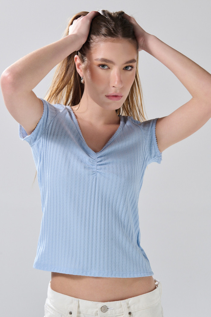 Camiseta unicolor con escote V, texturas y manga corta
